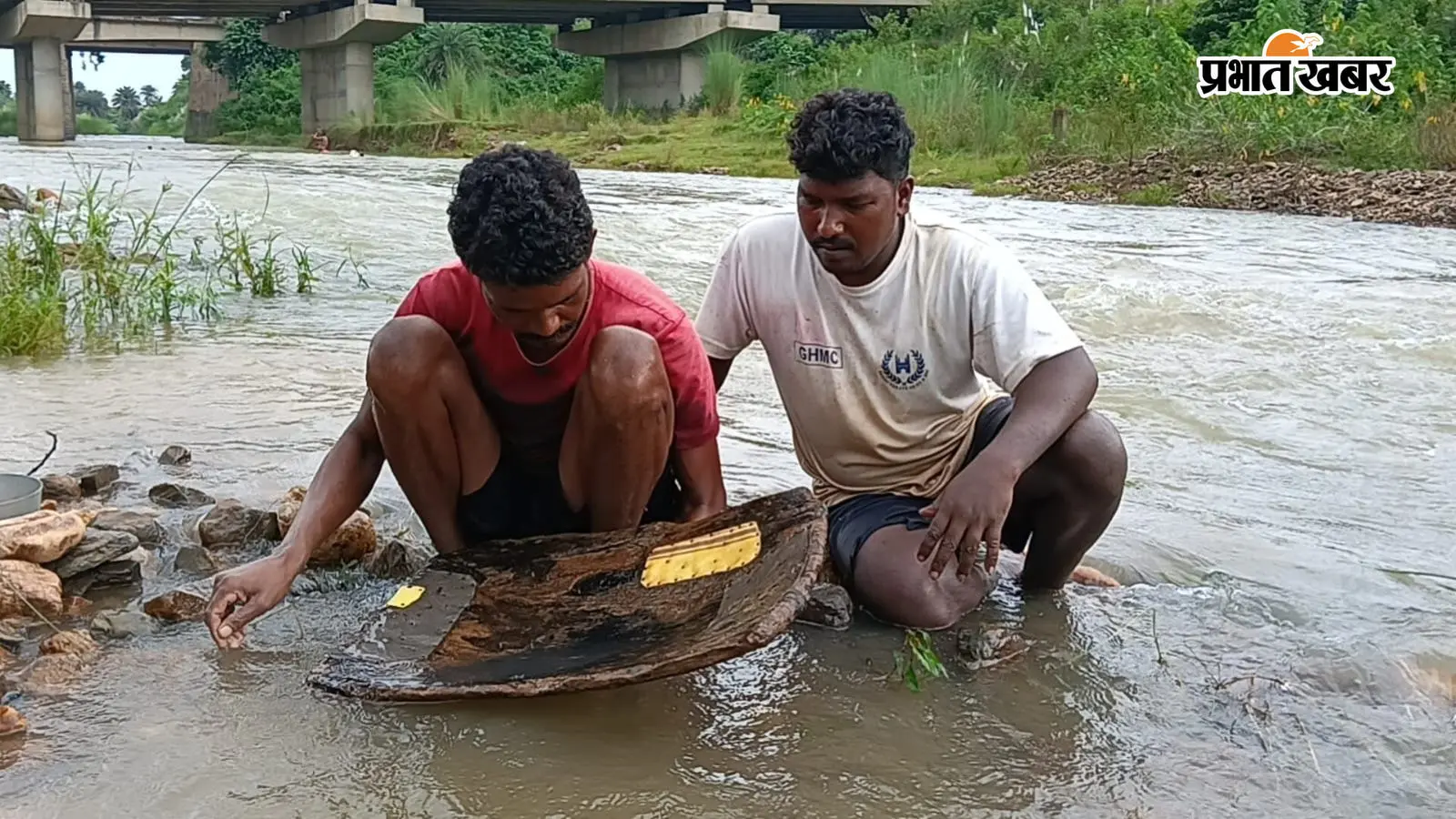 चांडिल: सुवर्णरेखा की रेत में सोना तलाशती जिंदगी, चंद कणों से जलता है गरीब परिवारों का चूल्हा