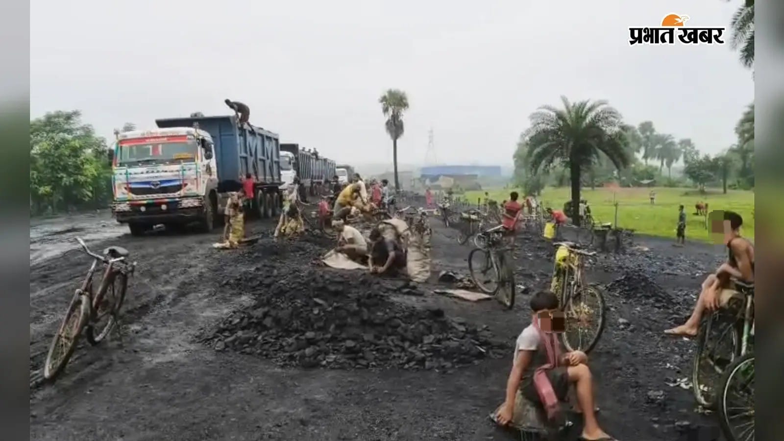 पचुवाड़ा कोल माइंस से पाकुड़ रेलवे साइडिंग की ओर कोयला लेकर जाता डंपर और कोयला उतारते लोग | Prabhat Khabar Network