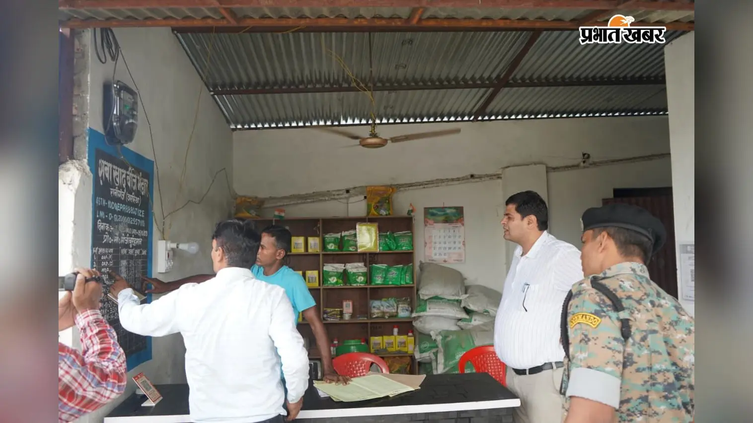 266.50 का यूरिया और किसानों का दर्द! रानीगंज में डीएम की रेड से मची खलबली, लेकिन कार्रवाई के नाम पर 'खानापूर्ति' के आरोप क्यों?