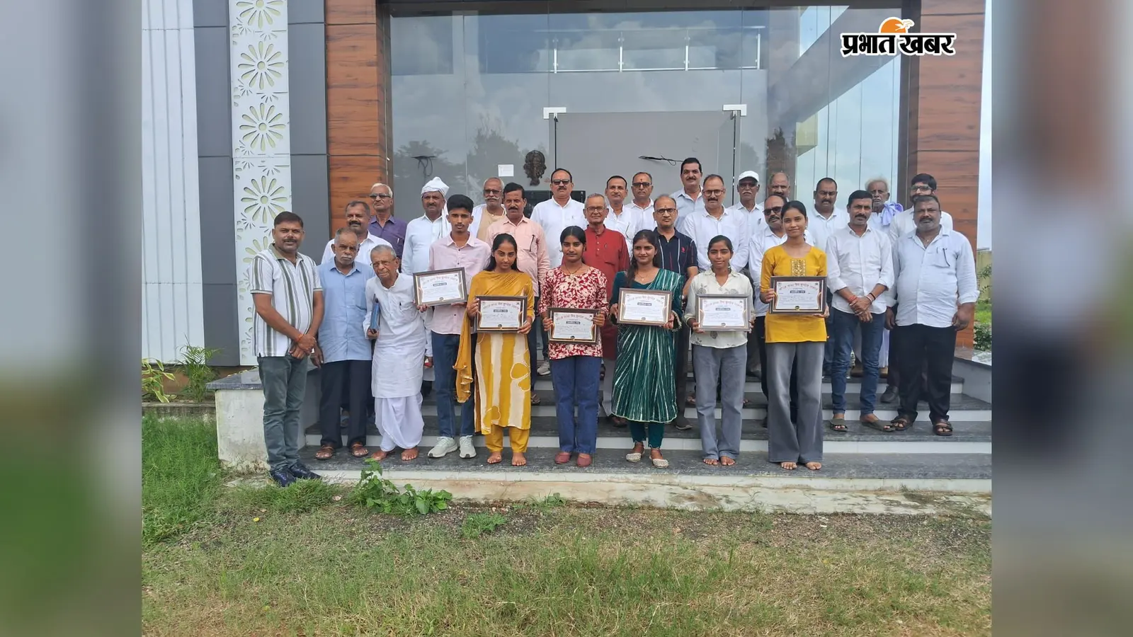 मैट्रिक से बीएड तक शानदार प्रदर्शन, 11 होनहार बच्चों को मंच पर मिला बड़ा सम्मान