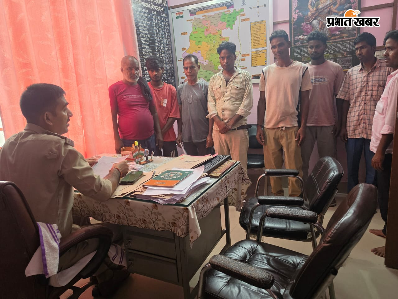 फुलवरिया में गुंडा परेड में शामिल असामाजिक तत्वों को हिदायत देते थानाध्यक्ष | Prabhat Khabar Network