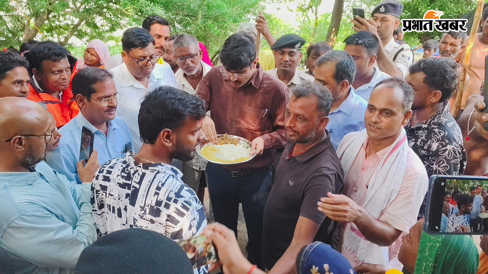1. शाहपुर दियारा के बाढ़ क्षेत्र का दौरा करते भोजपुर डीएम व अन्य 2. शाहपुर के गौरा बांध के समीप सामुदायिक किचन में भोजन का स्वाद चखते भोजपुर डीएम व अन्य | Prabhat Khabar Network