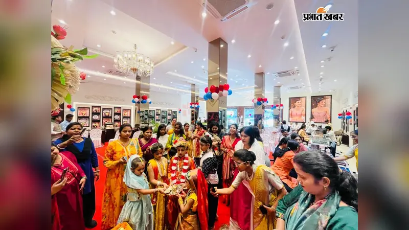 रामगढ़ के तनिष्क शोरूम में जन्माष्टमी की धूम, भजन-कीर्तन और नृत्य से भक्तिमय हुआ माहौल