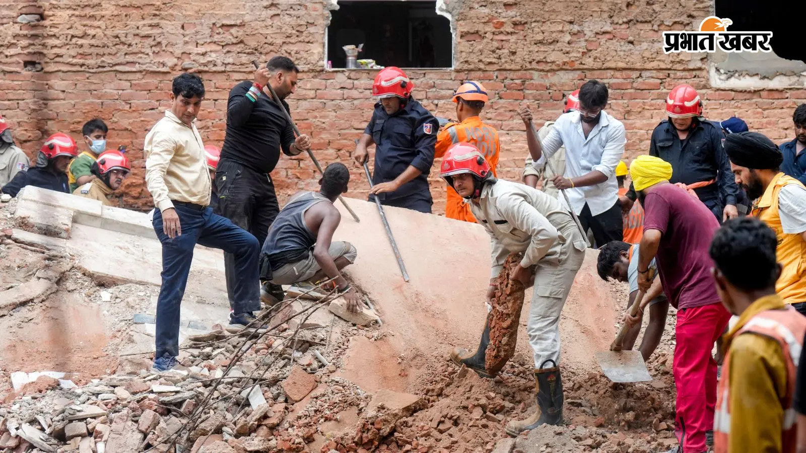 Delhi Building Collapse : मलबे में दबे छात्रों ने किया फोन, वीडियो कॉल पर दिखाया अपना हाल