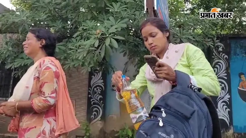 डीसी ऑफिस के सामने पेट्रोल लेकर पहुंचीं महिला, और फिर...