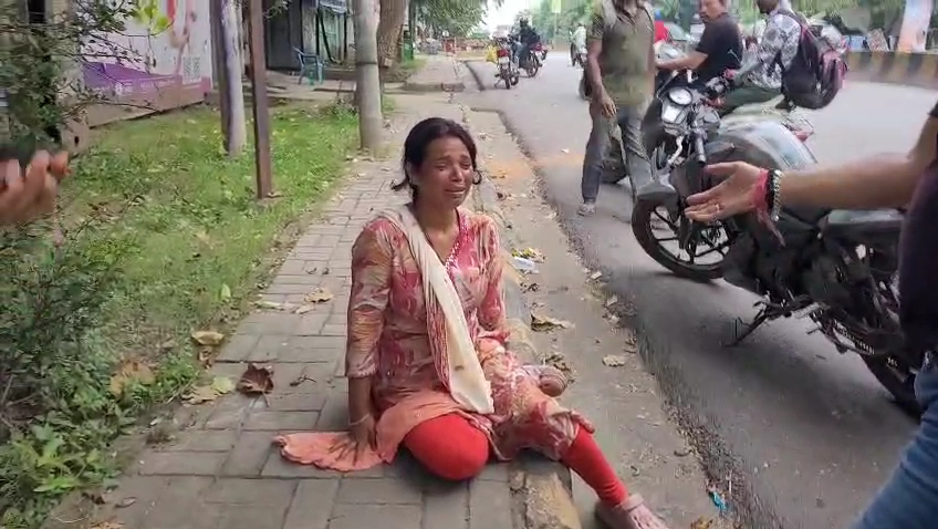 आत्मदाह करने पहुंचीं महिला.
