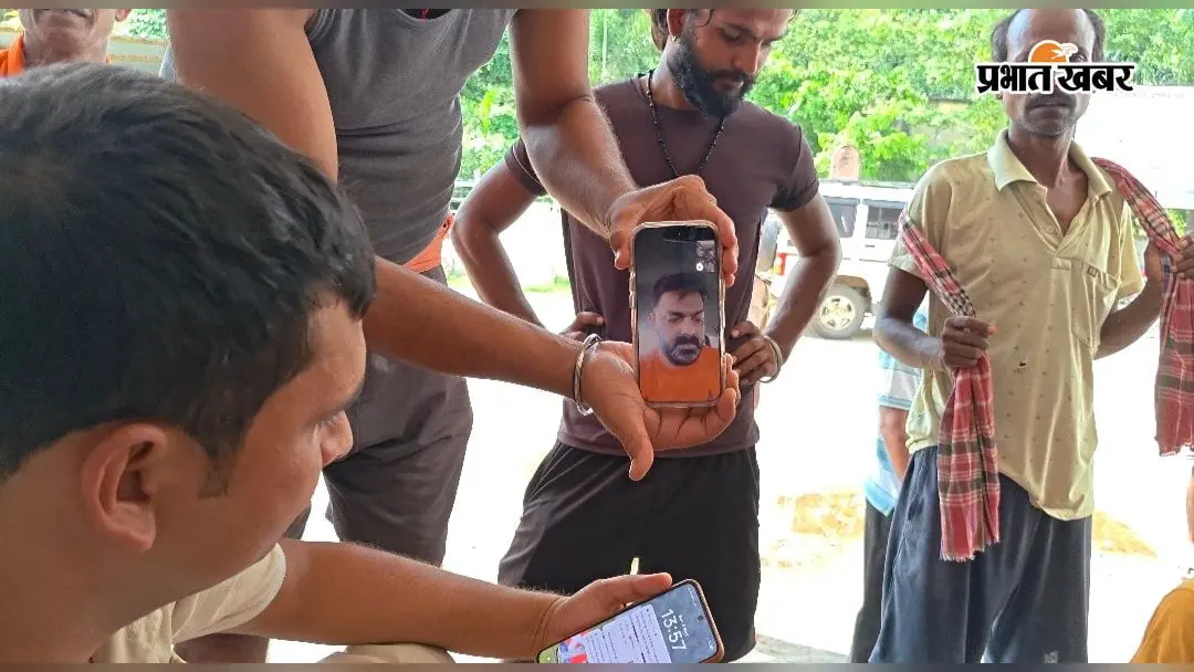 भोजपुर: बड़हरा में बाढ़ राहत की मांग को लेकर मुखिया संघ की भूख हड़ताल शुरू; एमएलसी पवन सिंह ने वीडियो कॉल कर दिया समर्थन