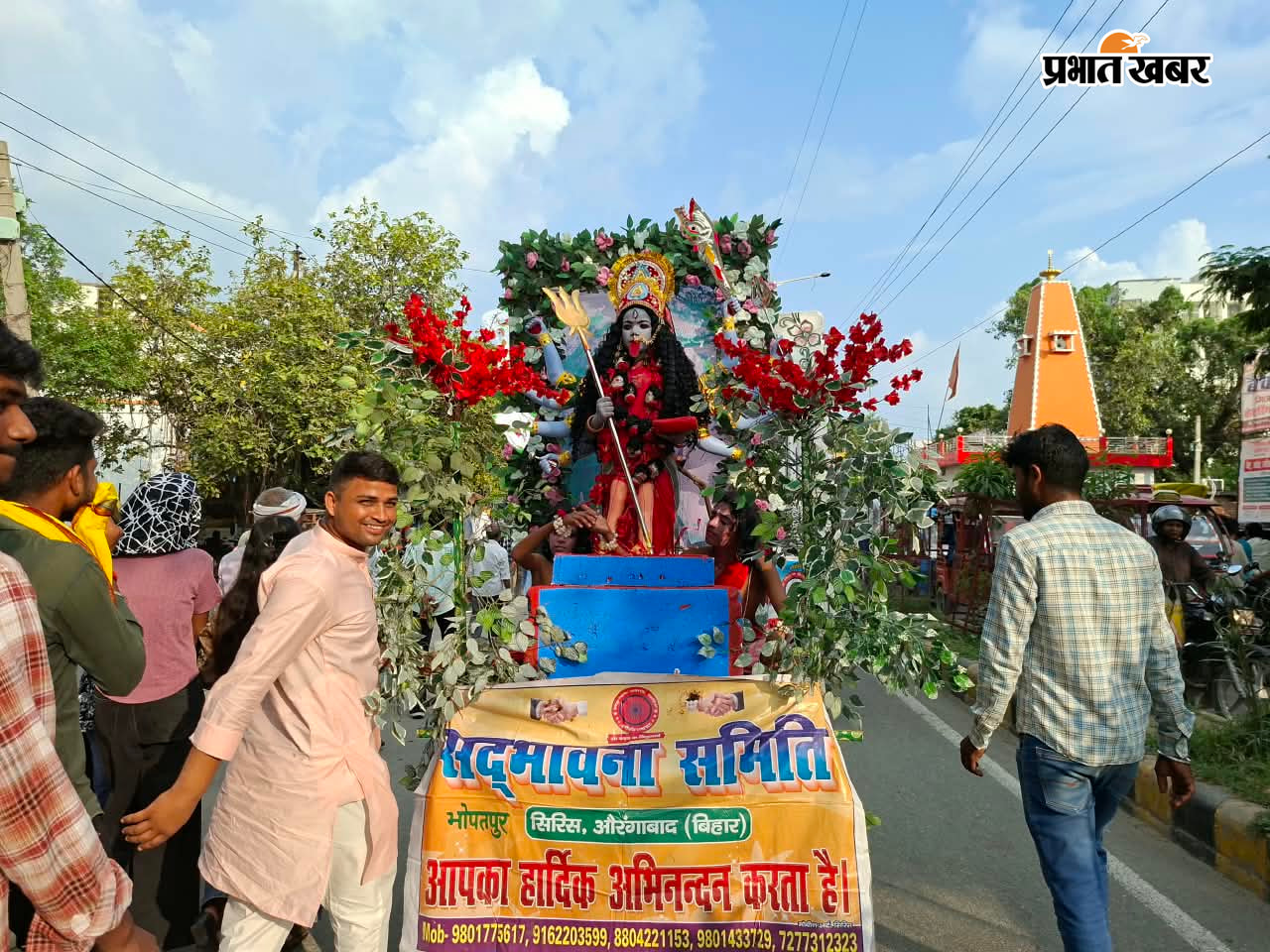 शोभा यात्रा में शामिल लोग  शोभा यात्रा में शामिल झांकी | Prabhat Khabar Network