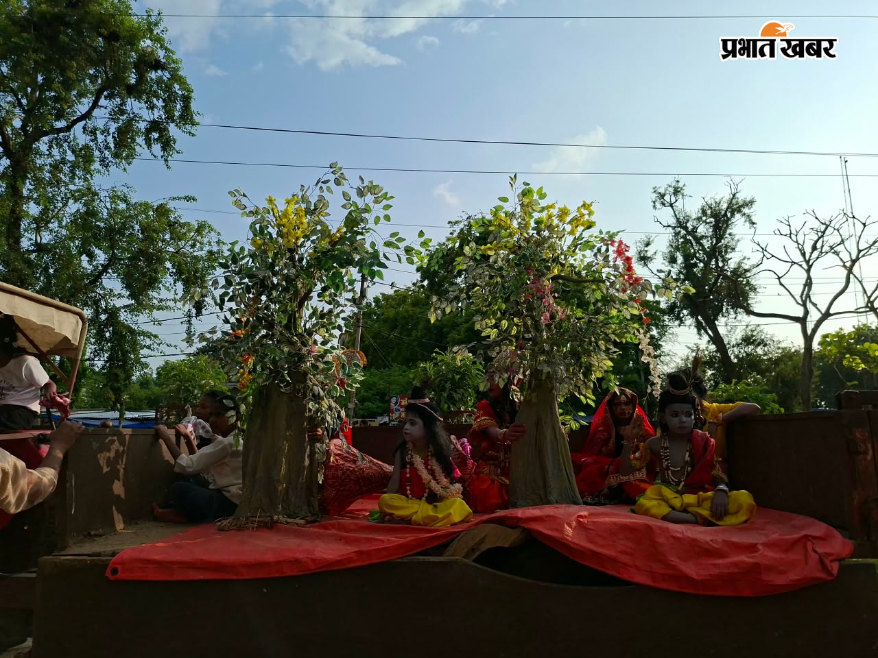 शोभा यात्रा में शामिल लोग  शोभा यात्रा में शामिल झांकी | Prabhat Khabar Network