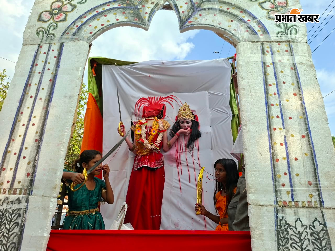 शोभा यात्रा में झांकी प्रस्तुत करते बच्चे | Prabhat Khabar Network