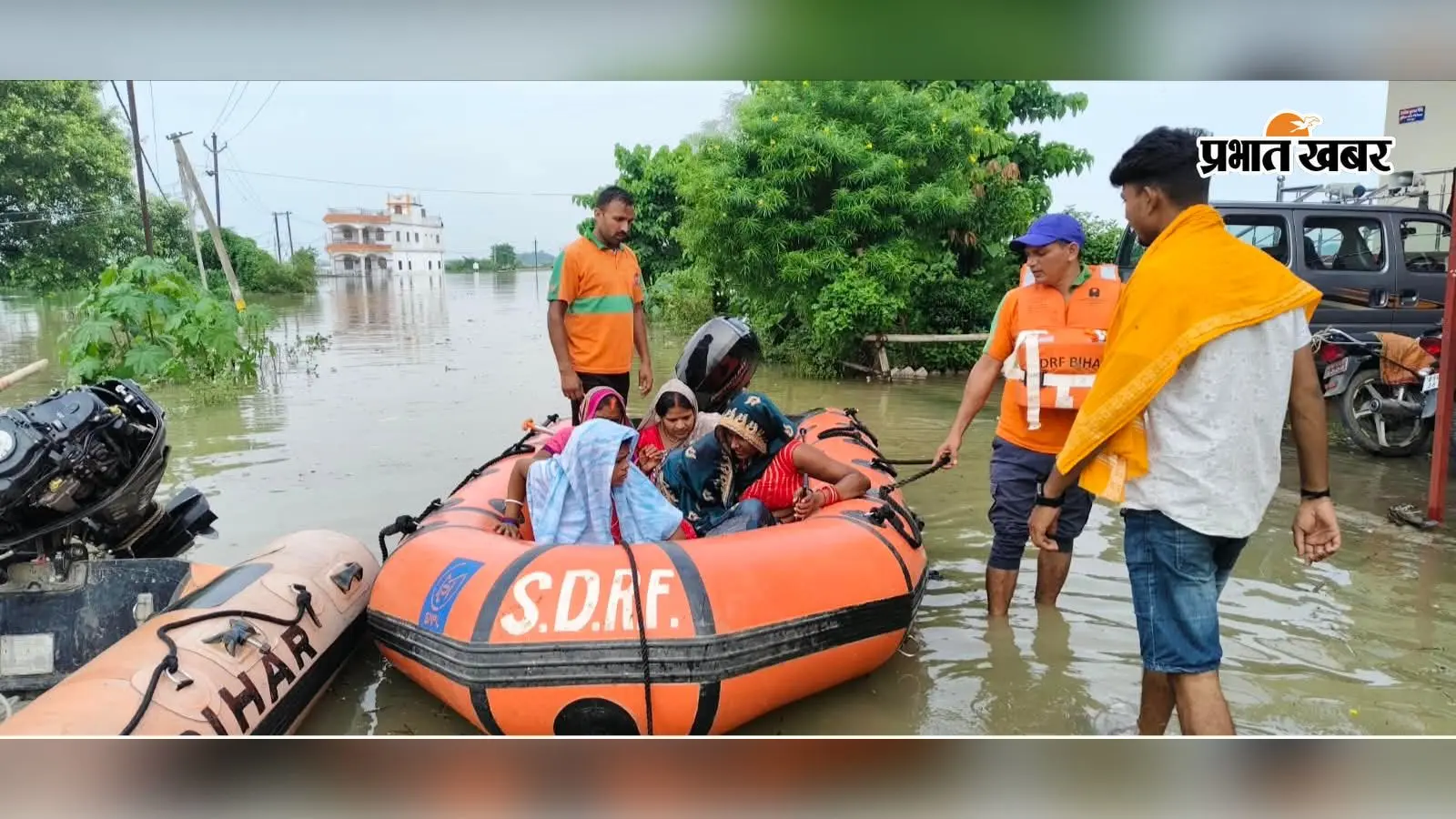भोजपुर: बड़हरा में बाढ़ के बीच ‘संकटमोचक’ बनी SDRF की टीम; पांच दिनों में 100 से अधिक ग्रामीणों को रेस्क्यू कर पहुंचाया सुरक्षित स्थान