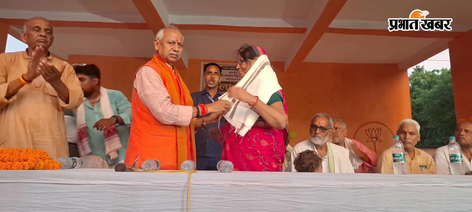 अंग वस्त्र देकर सम्मानित करते महाराजगंज सांसद सिग्रीवाल | Prabhat Khabar Network