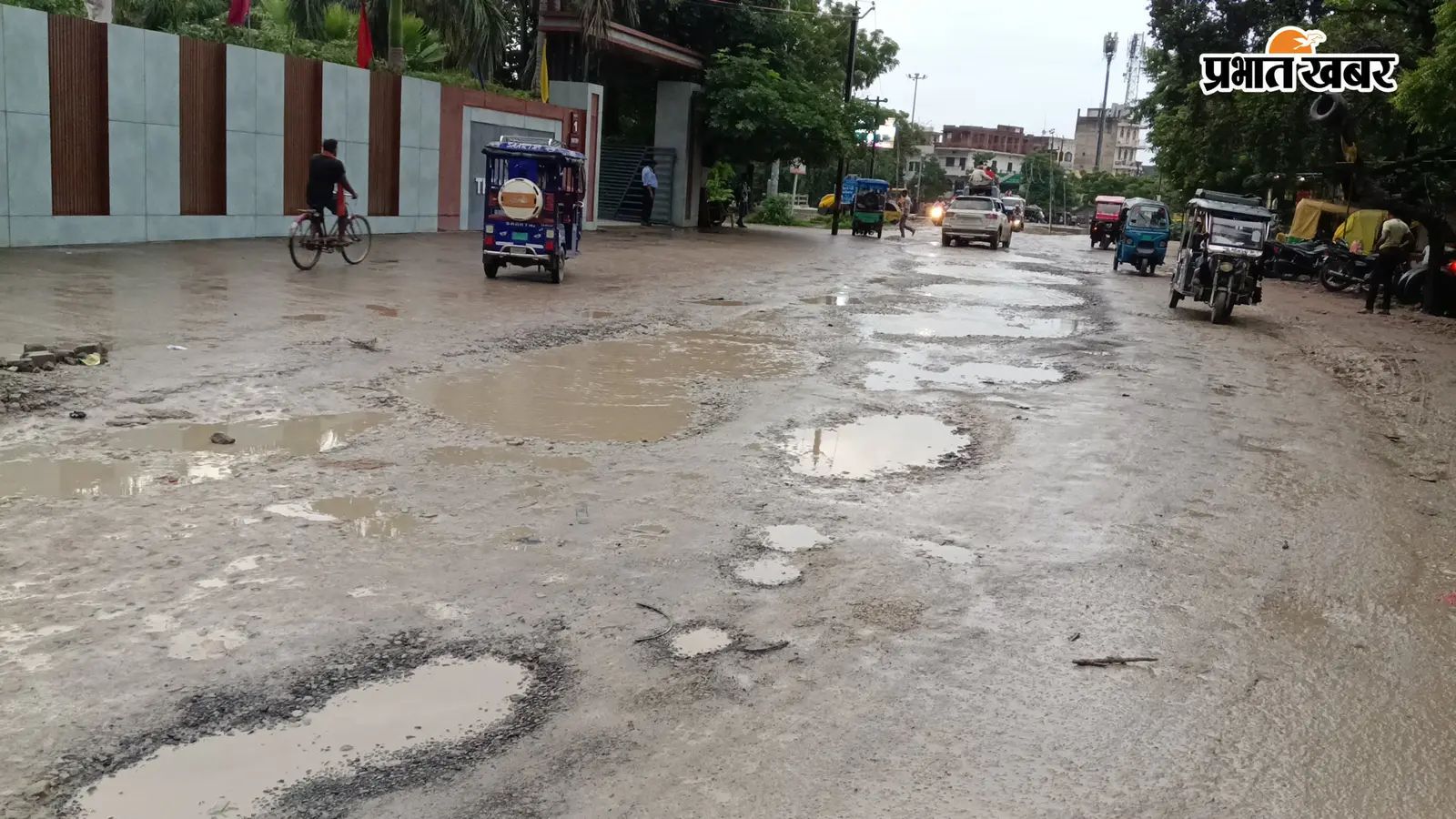 बस स्टैंड के पास खराब सड़क के बीच जमा वर्षा का पानी