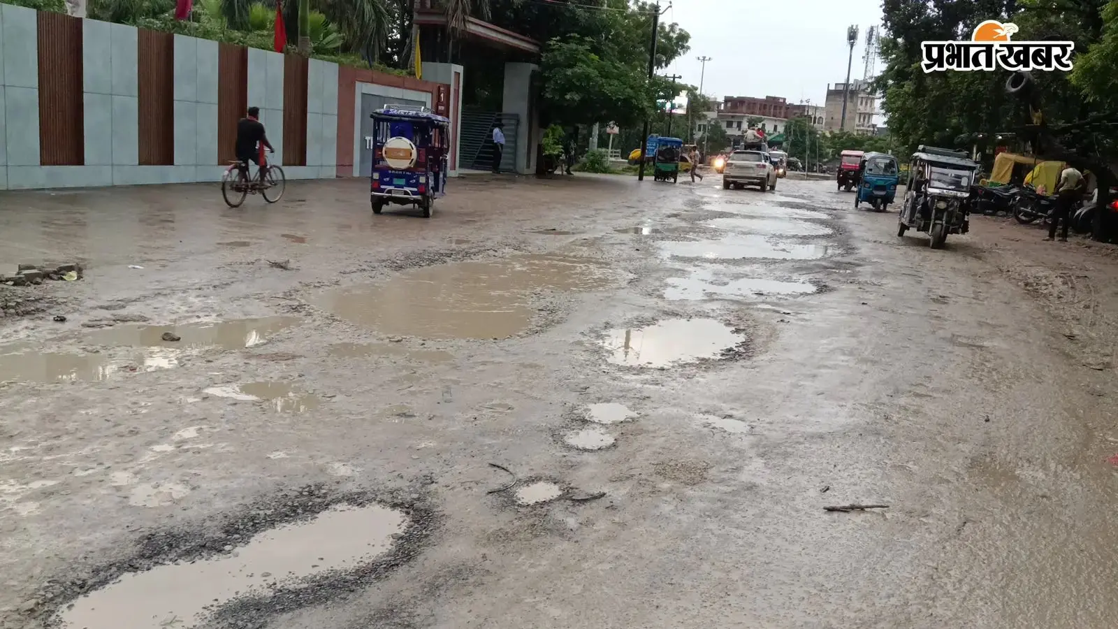 बारिश में तालाब बनी बक्सर की बाईपास रोड, अधूरा चौड़ीकरण बढ़ा रहा परेशानी