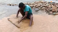 सुवर्णरेखा में आज भी मिलता है सोना, दिनभर की तलाश से चलता है इन परिवारों का चूल्हा