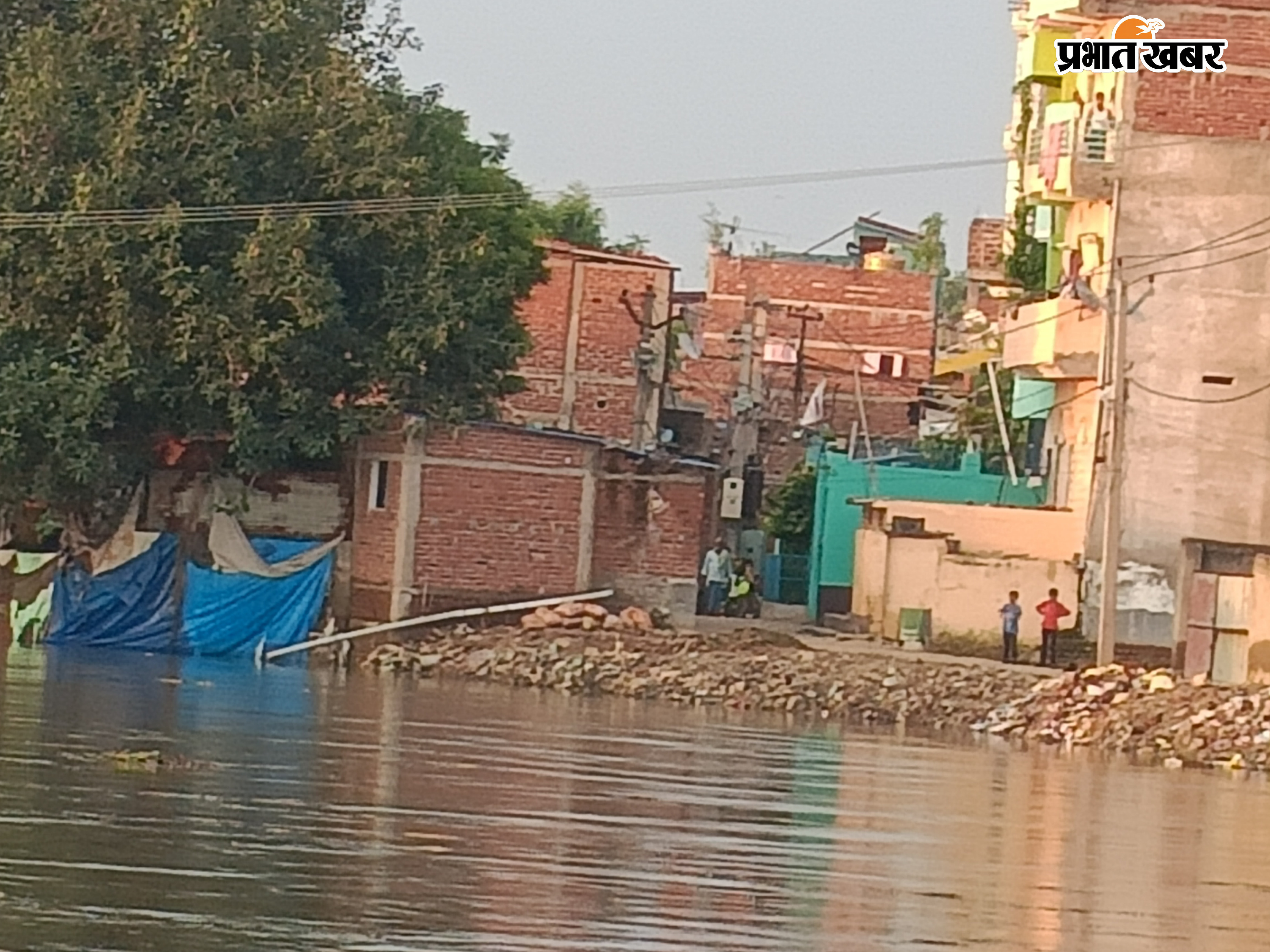 शहर की जाफरगंज पुल से होकर आते-जाते लोग पुल से लगी जलकुंभी को हटाकर सफाई कर्मी शहर में अभी भी लबालब भरी दरधा नदी जाफरगंज के निकली इलाके से निकला बाढ़ का पानी | Prabhat Khabar Network