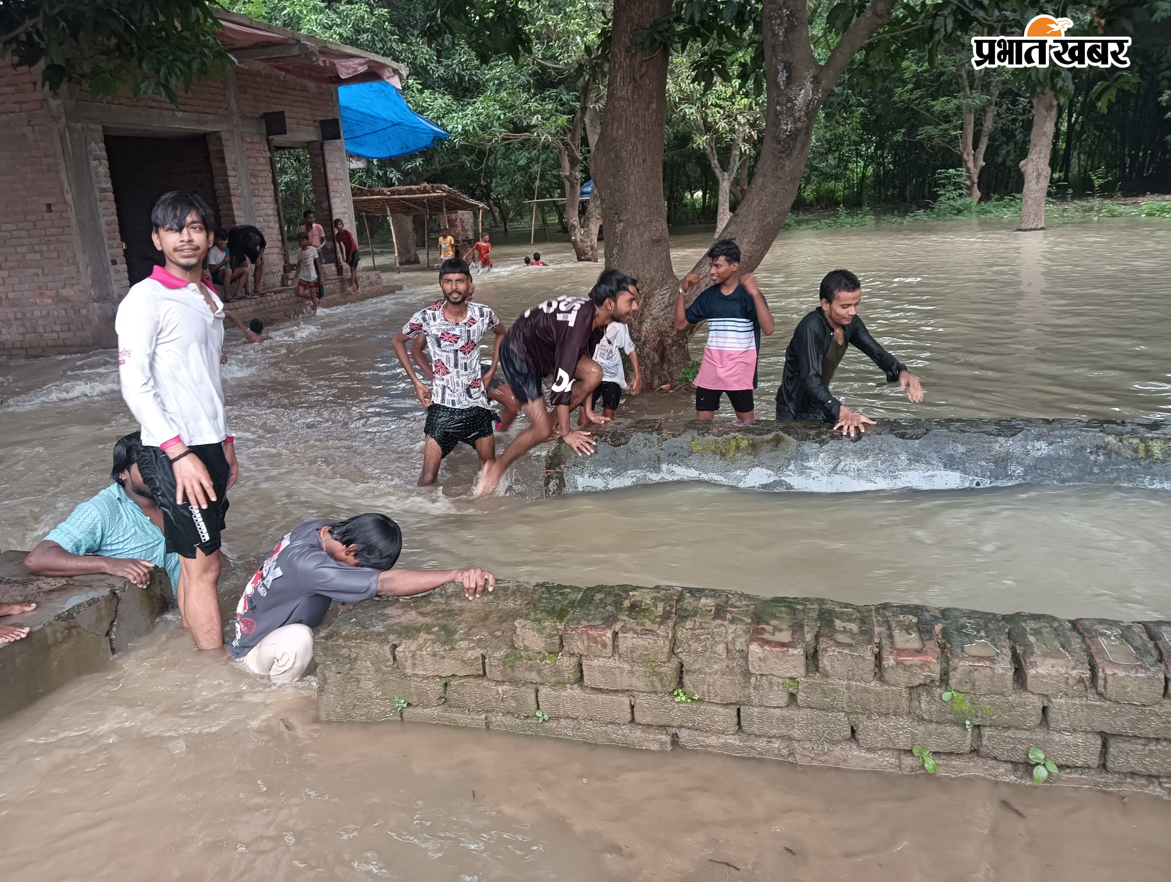 महनार के हसनपुर काली मंदिर परिसर में पहुंचा बाढ़ का पानी, तेज बहाव के बीच पानी में नहाते बच्चे. | Prabhat Khabar Network