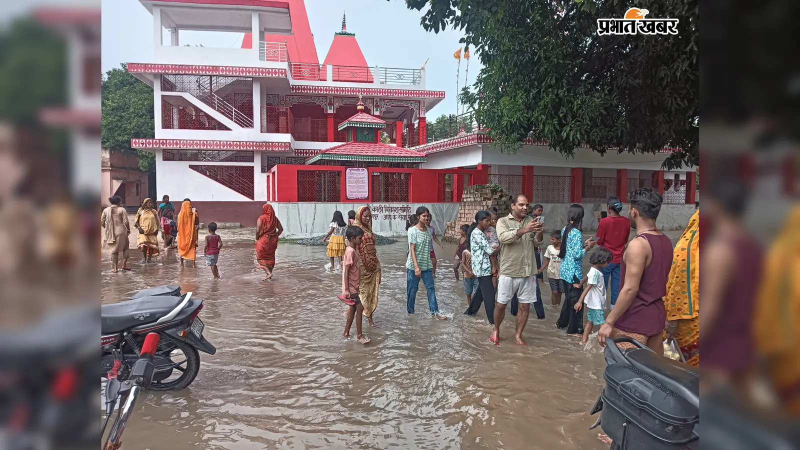 वैशाली: महनार के प्रसिद्ध शक्तिपीठ हसनपुर काली मंदिर परिसर में घुसा बाढ़ का पानी; गंगा का जलस्तर घटने के बावजूद प्रशासन ने जारी किया अलर्ट