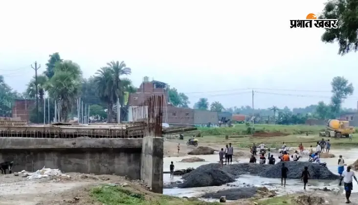 कतरिया नदी का डायवर्सन ध्वस्त, रजौन प्रखंड मुख्यालय से दर्जनों गांवों का संपर्क टूटा