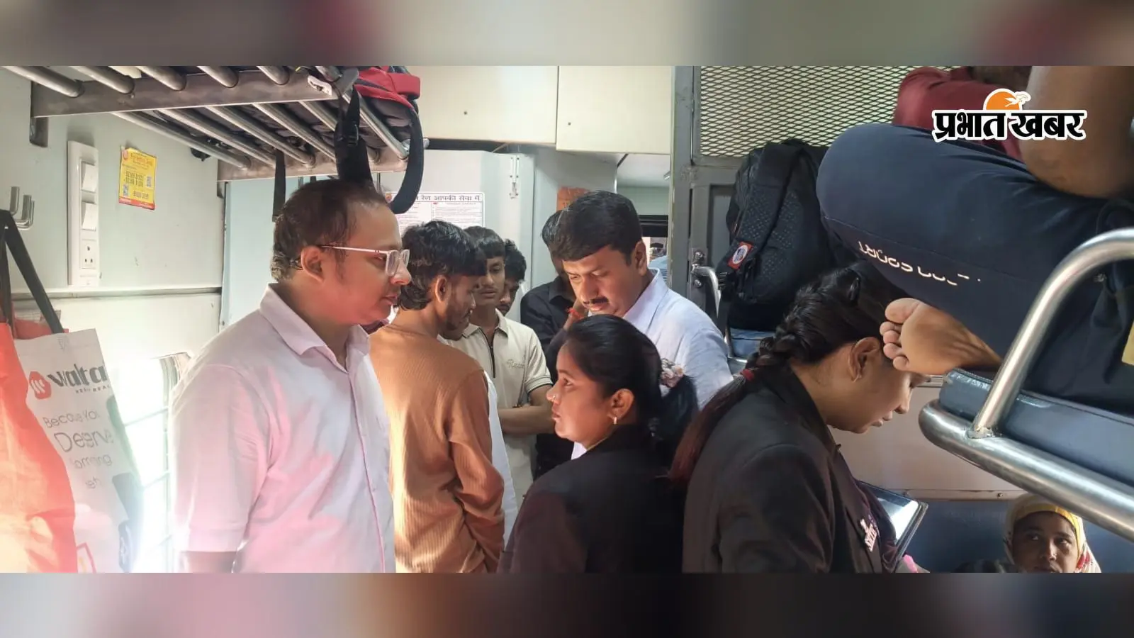 भागलपुर-बांका रेलखंड पर टिकट जांच अभियान, 242 यात्री पकड़े गए, 2.11 लाख जुर्माना वसूला