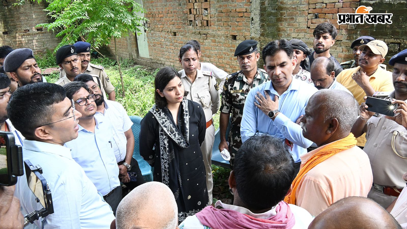 बाढ़ का जायजा लेती डीएम और अन्य