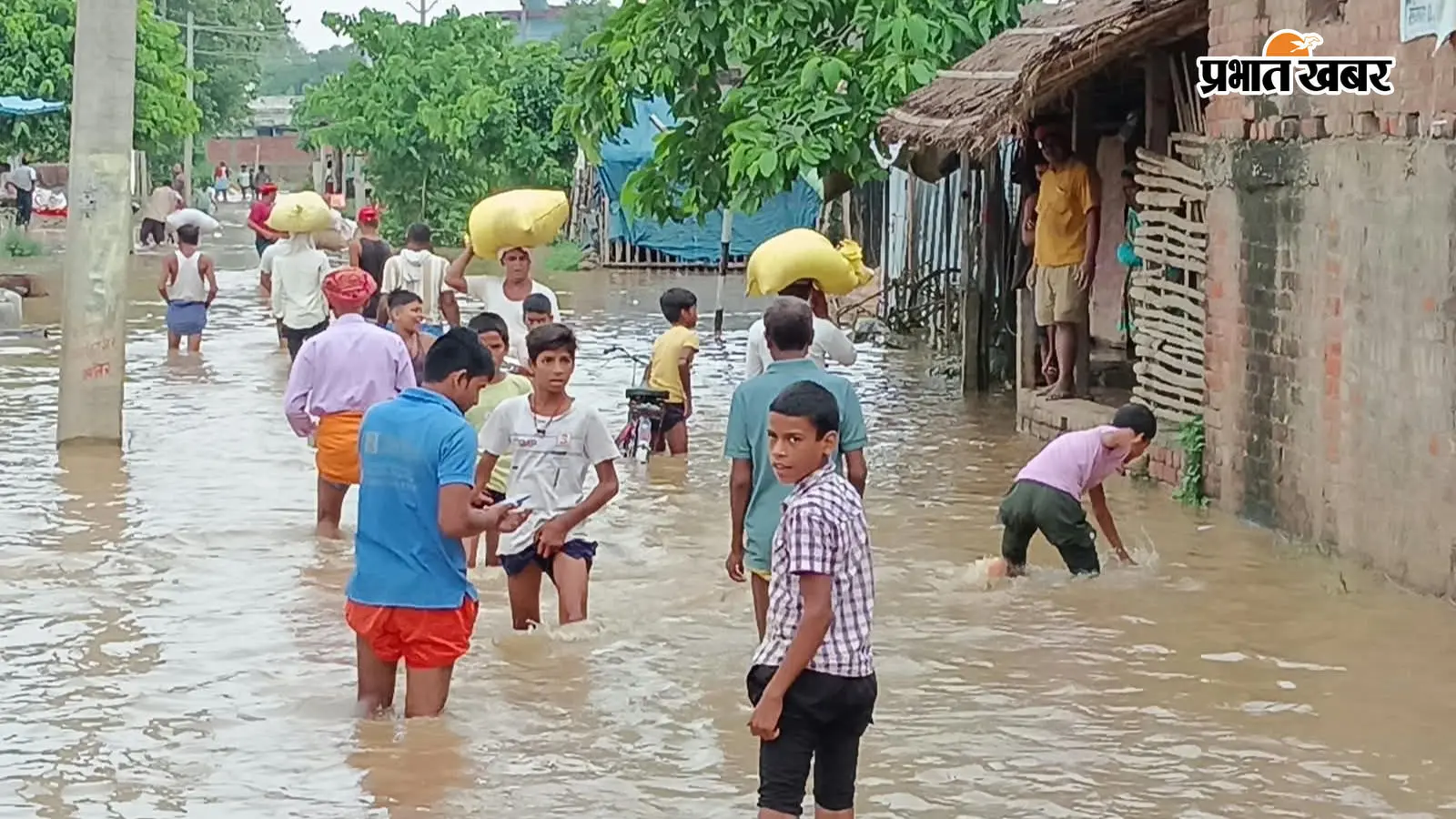 पटना के मनेर में बाढ़ का कहर, छतों पर कट रही जिंदगी; अब दियारा छोड़ रहे ग्रामीण