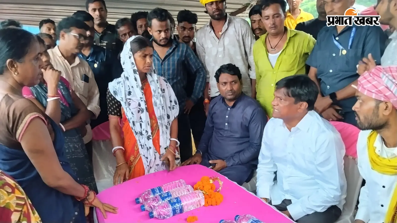 भौंरा में रास्ता काटे जाने के विरोध में ग्रामीणों का आंदोलन जारी, सांसद ढुलू महतो ने दिया समाधान का भरोसा