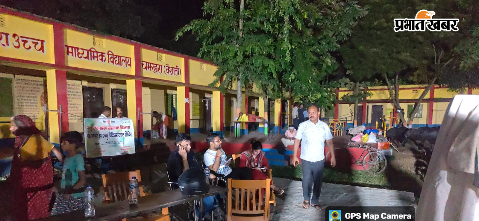 महनार अनुमंडल के चमरहरा में बाढ़ पीड़ितों केलिए सामुदायिक रसोई मे भोजन उपलब्ध कराते कर्मी. | Prabhat Khabar Network