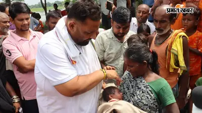 कमर भर पानी में बाढ़ पीड़ितों के बीच पहुंचे पप्पू यादव, बोले- जनता को भाषण नहीं, राहत और इलाज चाहिए