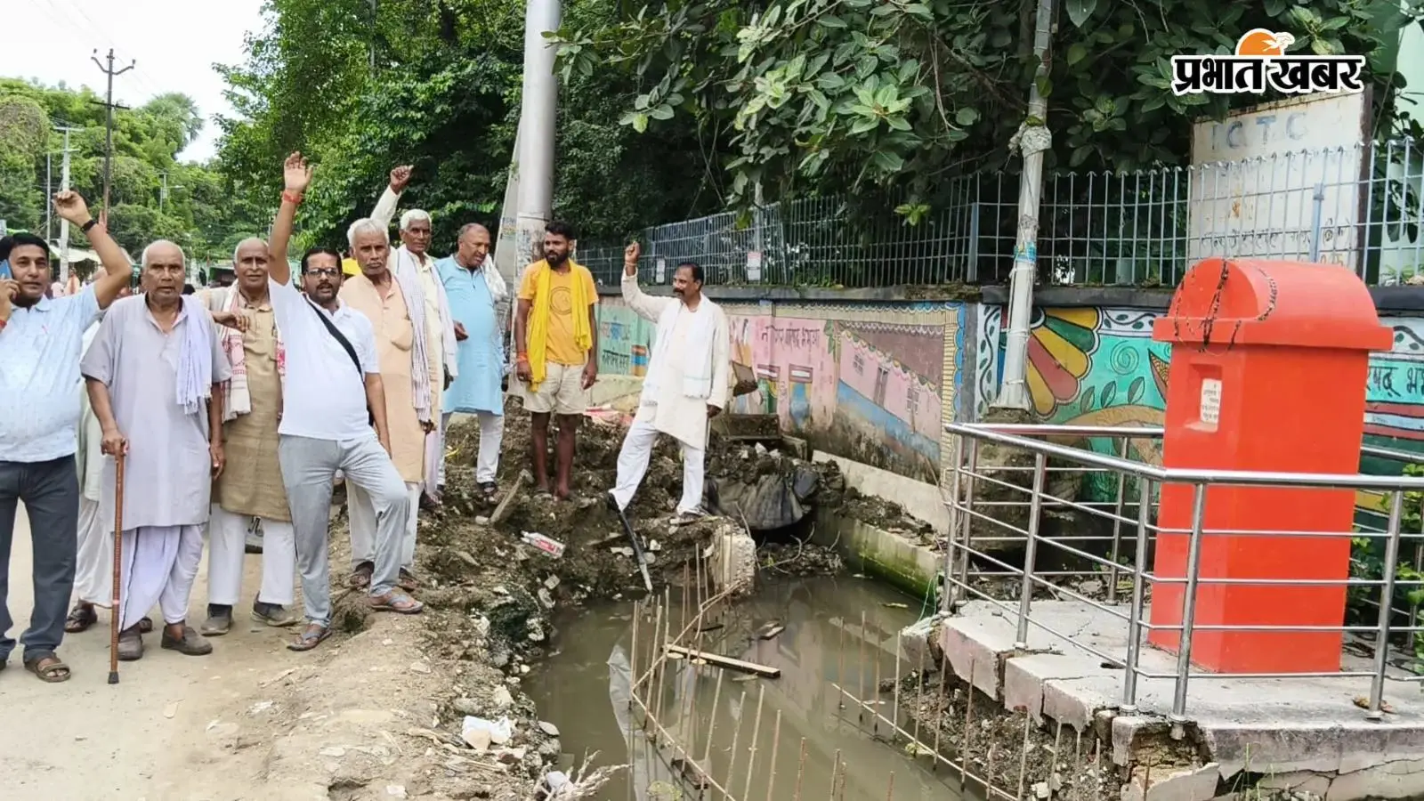 शहीद अंतू राम के स्मारक को हटाने के प्रयास का आरोप, नाई धर्मशाला समिति ने जताया विरोध