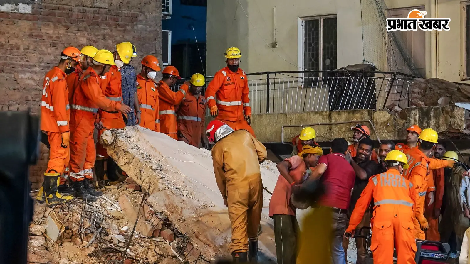 दिल्ली हादसा: बारिश के बीच बेसमेंट में मरम्मत, फिर भरभराकर ढही 5 मंजिला बिल्डिंग, 3 की मौत और पांच की हालत गंभीर