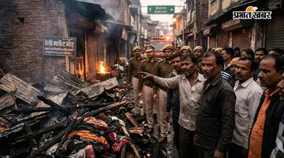 बोकारो के डेली मार्केट मोड़ पर आग लगने से सात दुकानें राख, डीसी ने जांच का दिया निर्देश