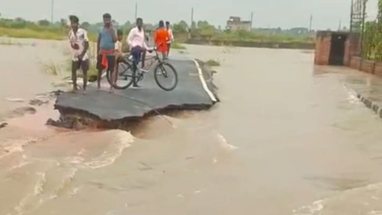 टूटी सड़कें   