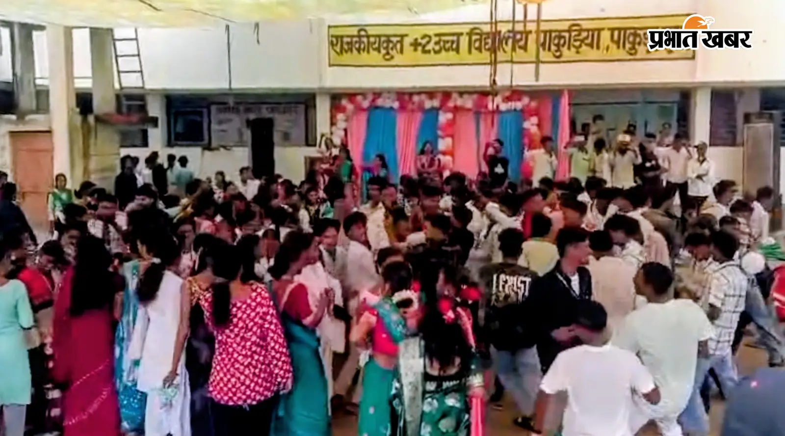 पाकुड़ में शिक्षक दिवस पर स्कूल में ‘लॉलीपॉप’ पर डांस,वायरल वीडियो ने मचाया बवाल