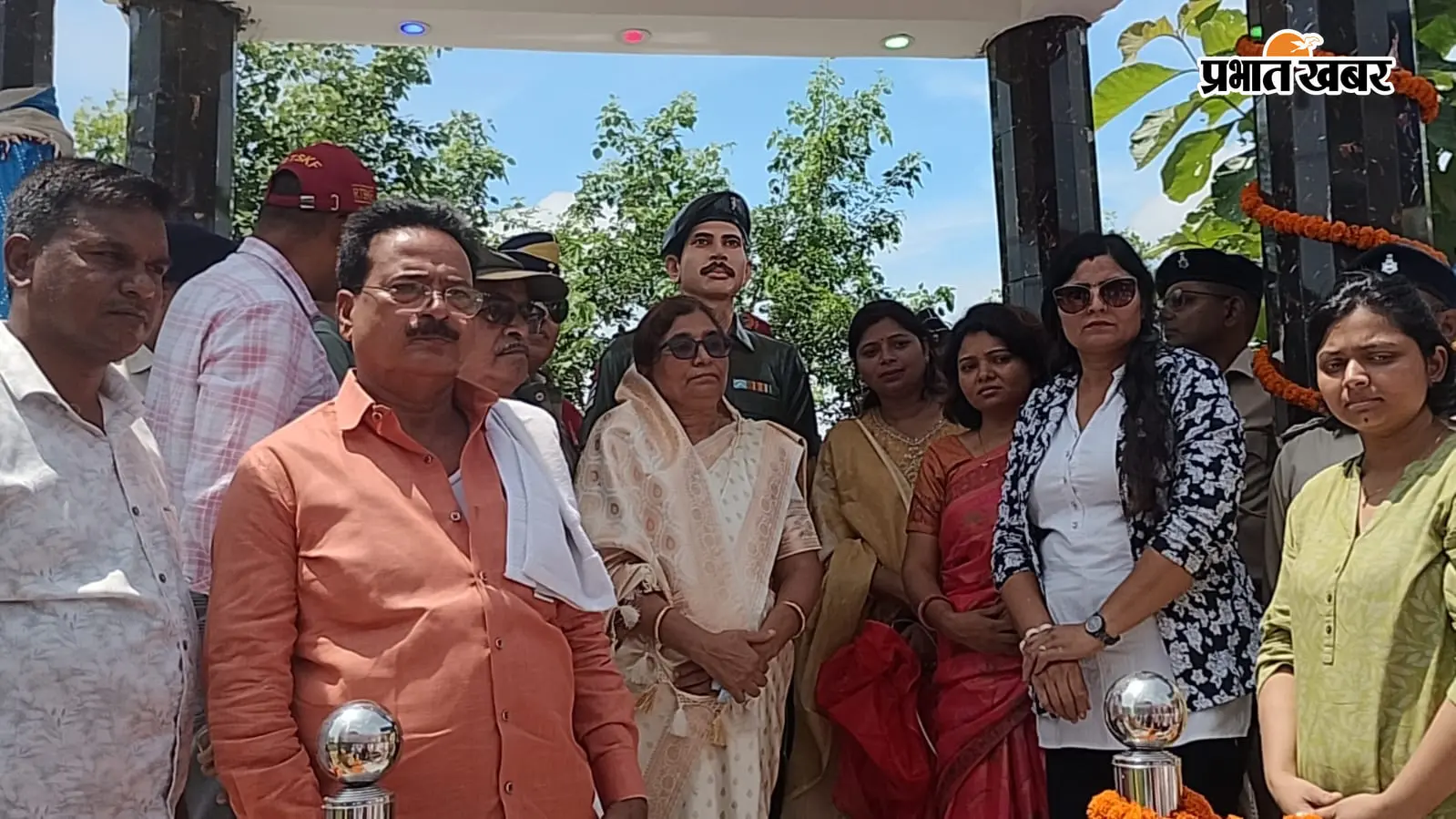 पलामू: 17 साल देश सेवा, फिर कारगिल में शहादत - 27 साल बाद पैतृक गांव तुकबेरा में लगी शहीद प्रबोध महतो की प्रतिमा