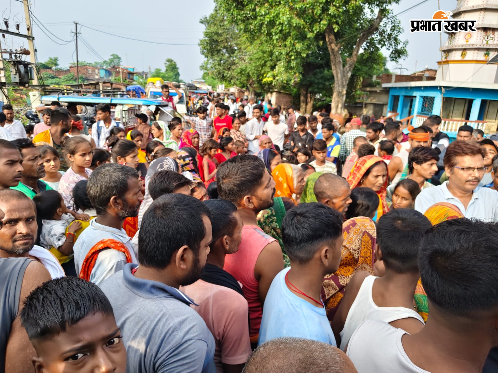 फोटो कैप्शन: नवाबगंज गांव में एन एच 80 जाम कर रहे लोग | Prabhat Khabar Network