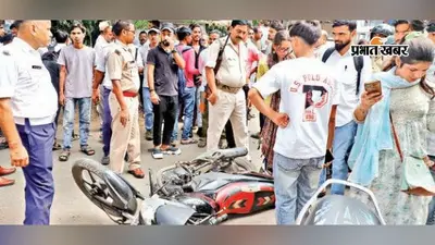 छिपकर चेकिंग कर रहे जवान ने बाइक का हैंडल पकड़ा, दो युवक गिरे और फिर मच गया हंगामा