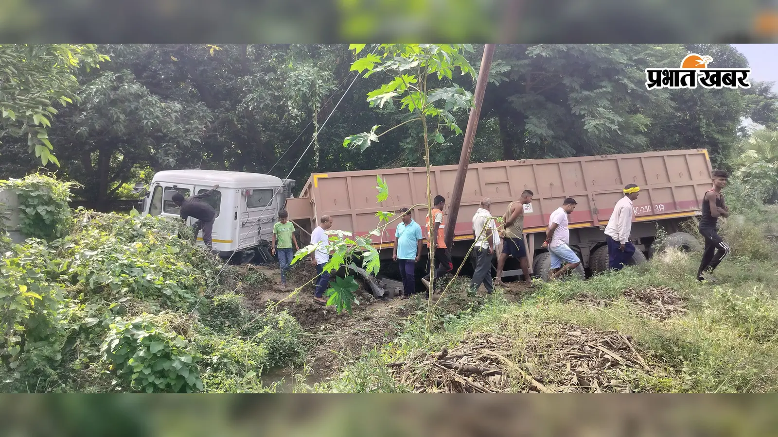 बालू लदे डंपर ने बिजली पोल में मारी टक्कर, कैमूर में 10 घंटे गुल रही बिजली, उमस में तड़पते रहे लोग
