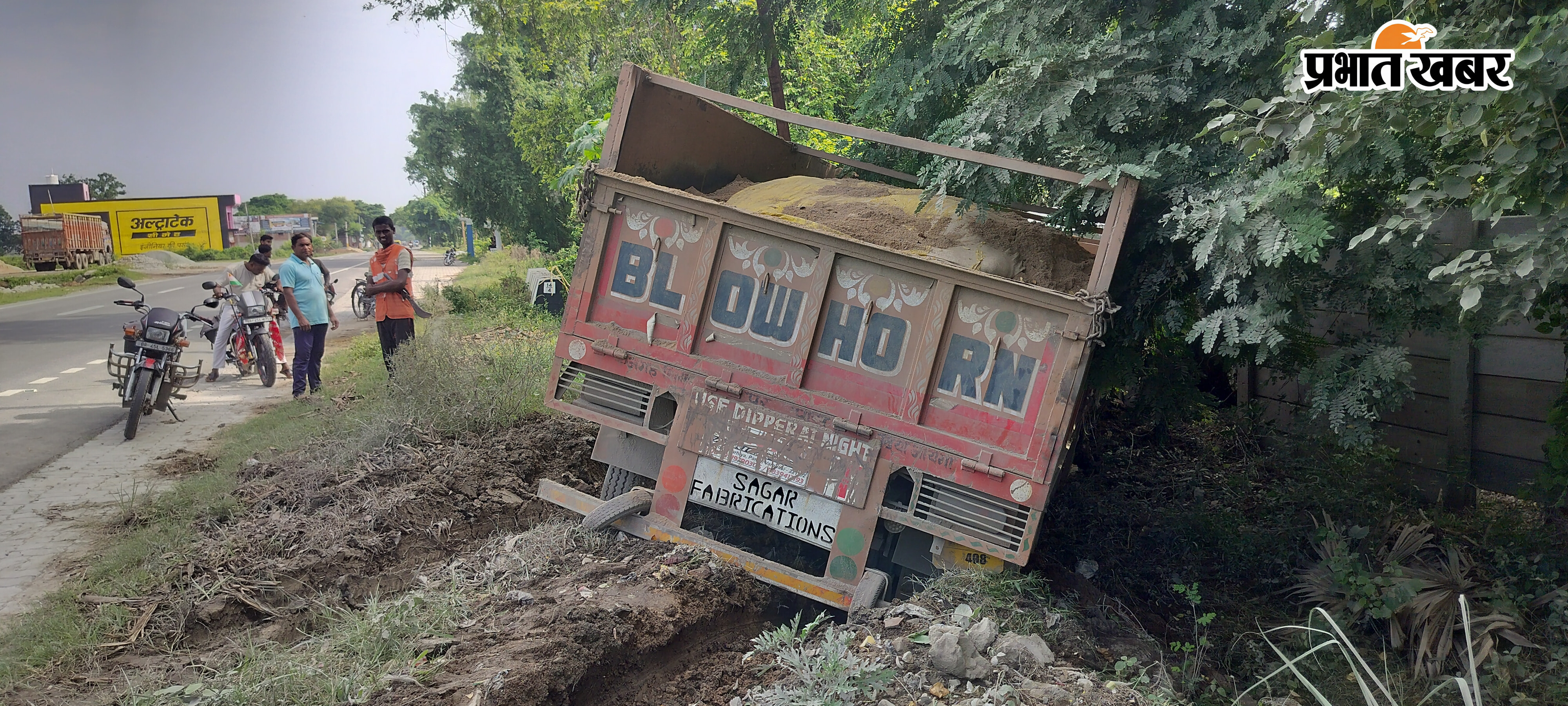 पोल में टक्कर मारते हुए सड़क किनारे चाट में गिरा डम्फर, डंफर के अंदर बालू लदा हुआ बालू | Prabhat Khabar Network