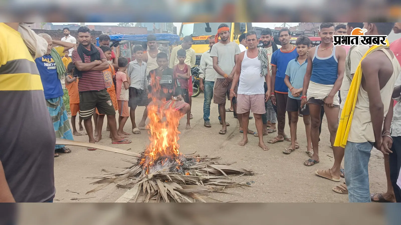 नवादा : 10 दिन से अंधेरे में गांव, फिर फूटा गुस्सा, टायर जलाकर सड़क पर उतरे ग्रामीण, विभाग को 24 घंटे का अल्टीमेटम