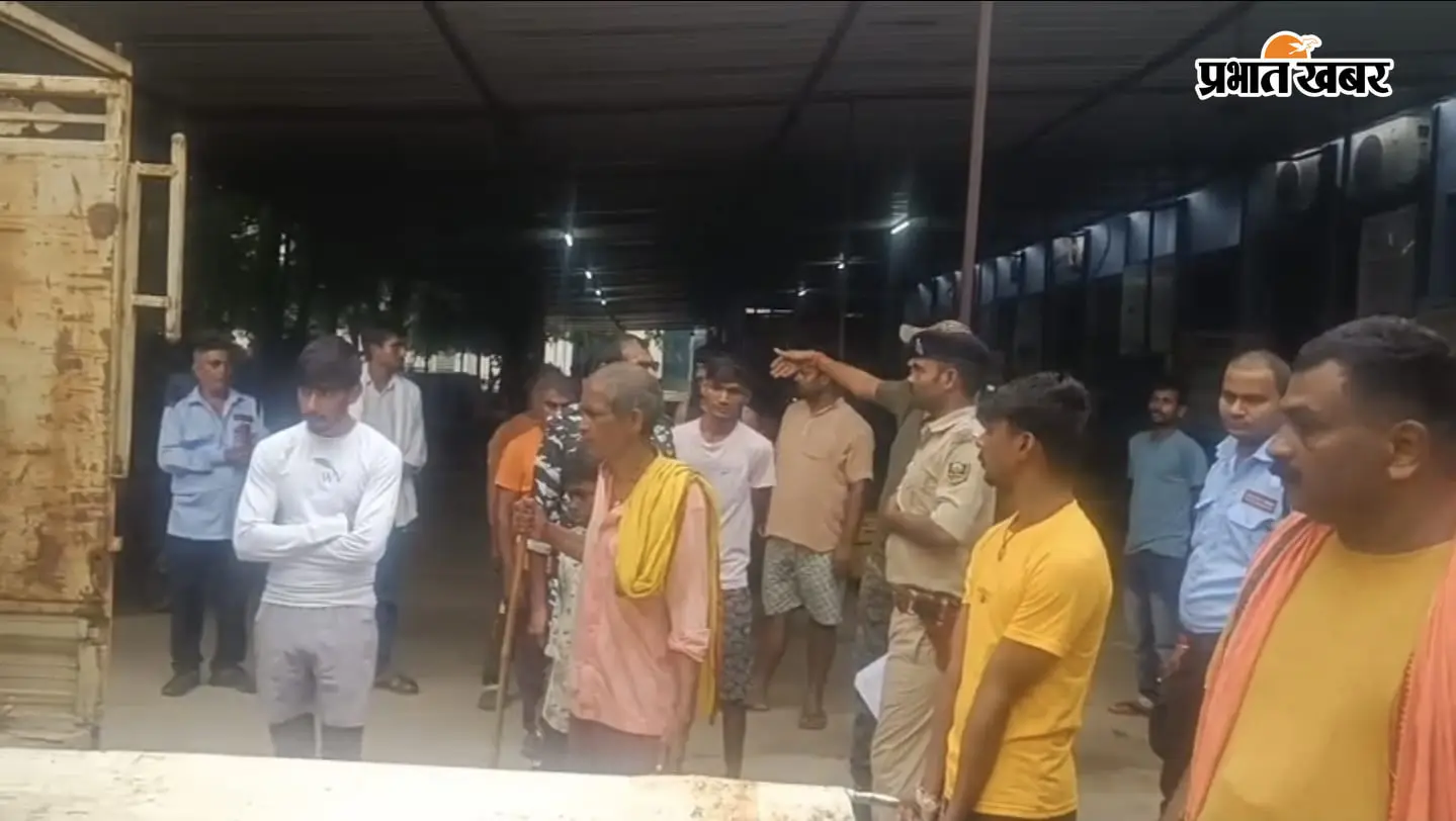 सासाराम में छत पर सो रहे दंपती की गोली मारकर हत्या, टॉर्च की रोशनी में नहीं दिखा हत्यारा, बाहर से बंद मिला घर का दरवाजा