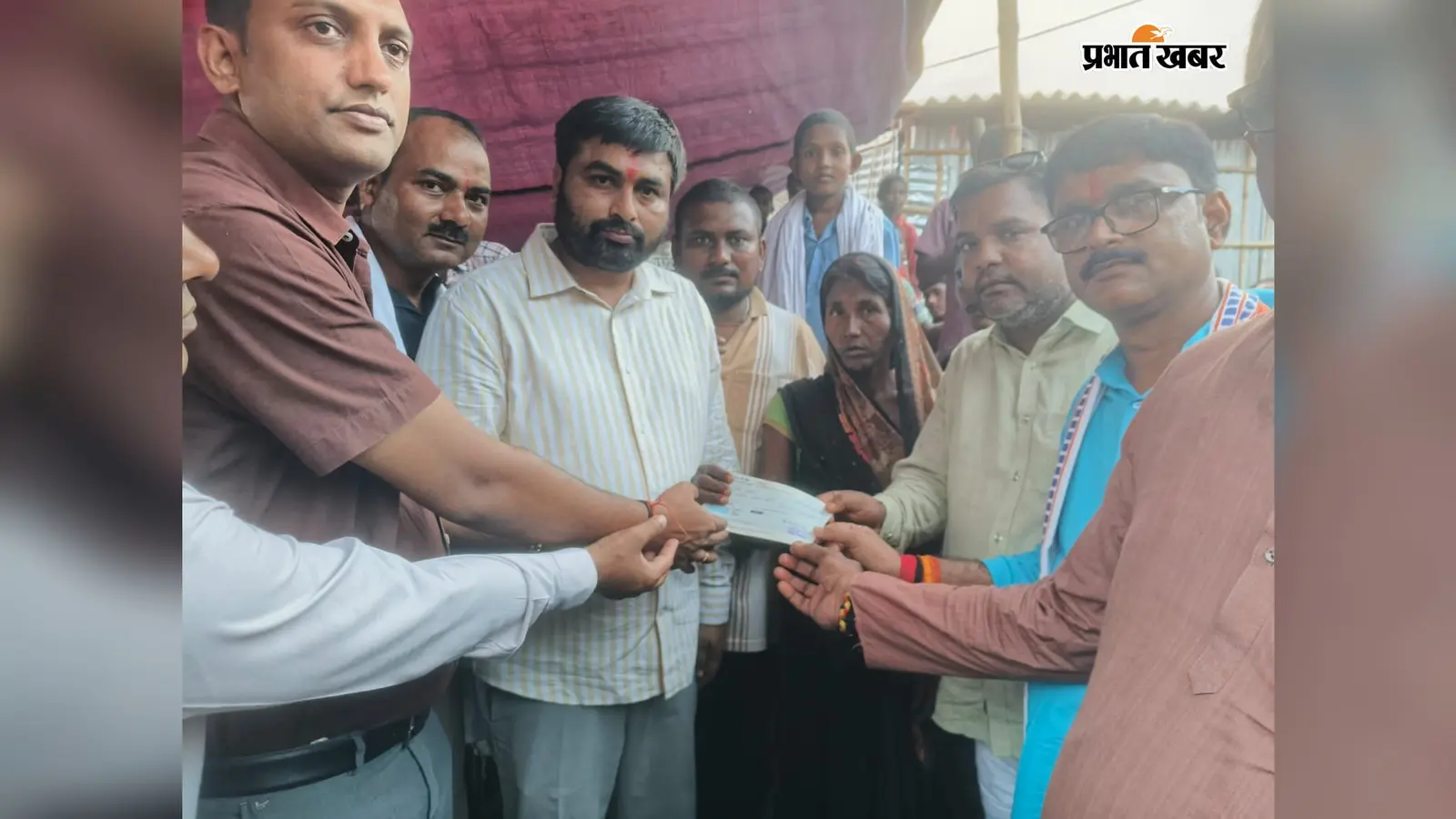 परबत्ता में बाढ़ से दो लोगों की मौत के बाद परिजनों को मिला 4-4 लाख का मुआवजा, प्रशासन ने सौंपा चेक