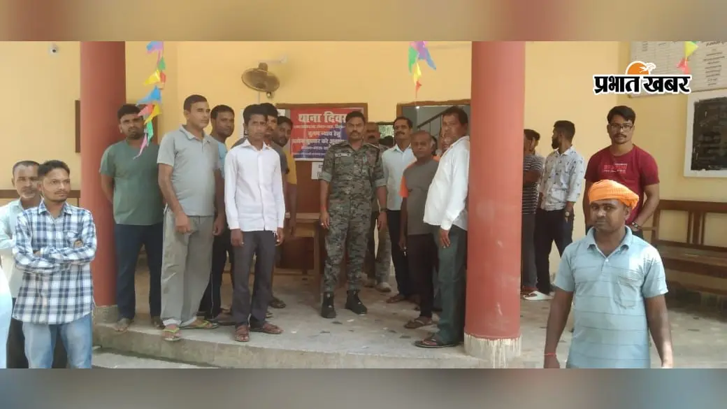 लातेहार : गारू में बढ़ती चोरी पर पुलिस सख्त, थाना प्रभारी ने दुकानदारों के साथ की बैठक