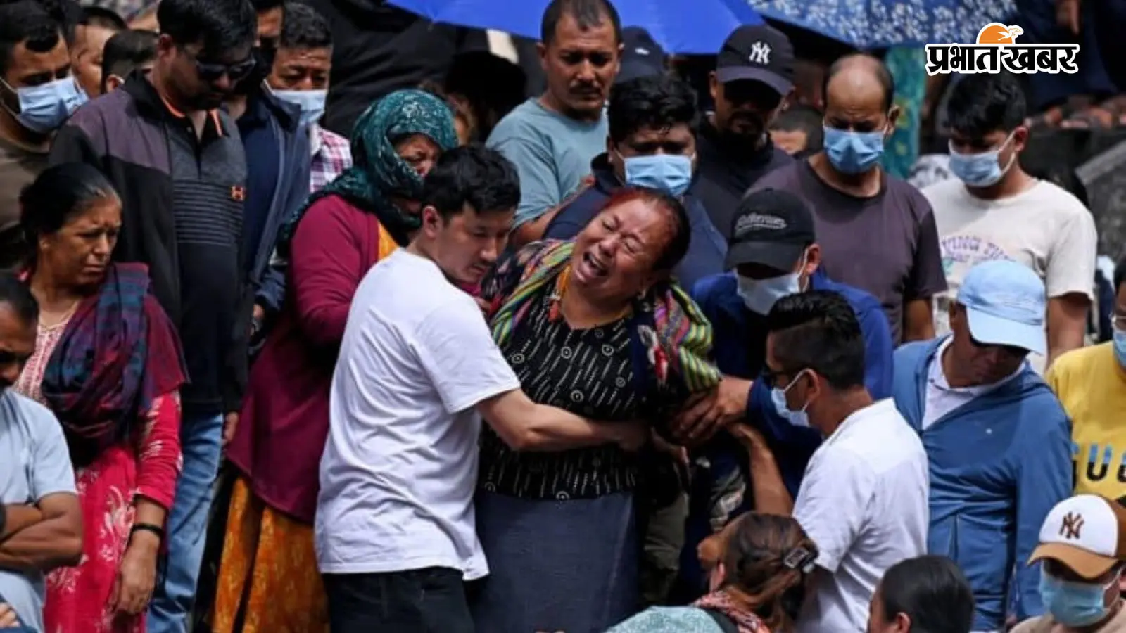 नेपाल में बाढ़ का कहर: बेटे का इंतजार करते-करते बेहोश हुई मां, गांव में खाने का संकट - हेलिकॉप्टर की आवाज पर टिकी उम्मीदें