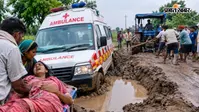 प्रसव पीड़ा से तड़पती रही महिला, गड्ढे में फंसी एंबुलेंस, अस्पताल पहुंचने से पहले गर्भ में बच्चे की मौत
