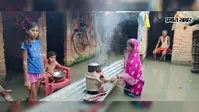 कटिहार: अमदाबाद में बाढ़ से त्राहिमाम, टीन की नाव पर चूल्हा रखकर खाना बनाने को मजबूर महिलाएं; दुर्गापुर के घरों में घुसा कमर भर पानी