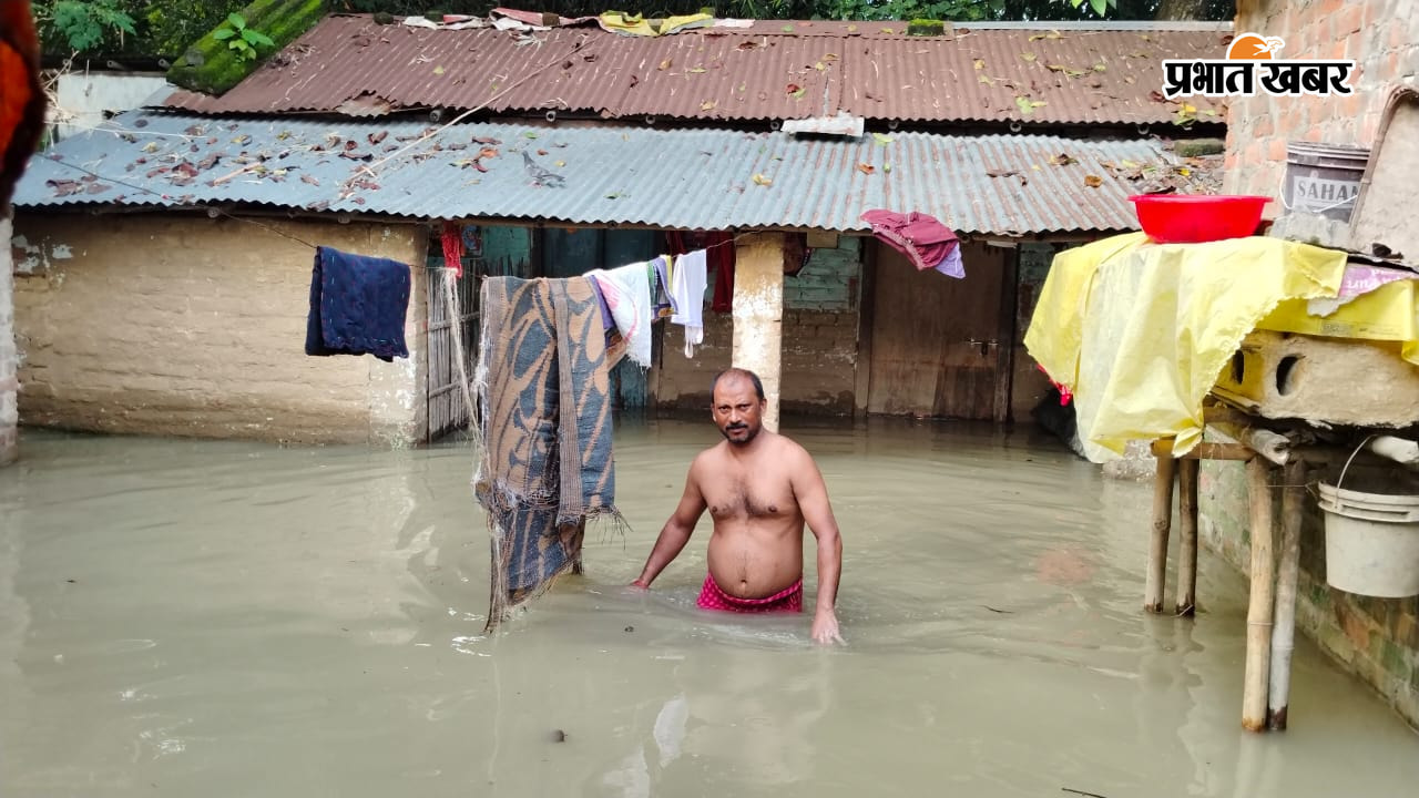 टीन के नाव पर खाना बनाती मामूनी आंगन में कमर भर पानी में खड़े कमल रविदास | Prabhat Khabar Network