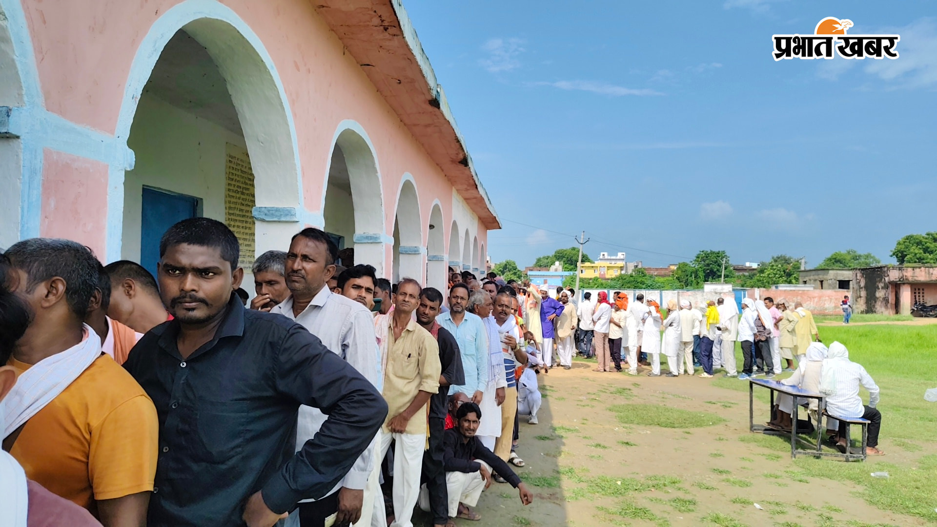 मतदान के दौरान केन्द्र पर कतारबद्ध महिला व पुरुष मतदाता | Prabhat Khabar Network