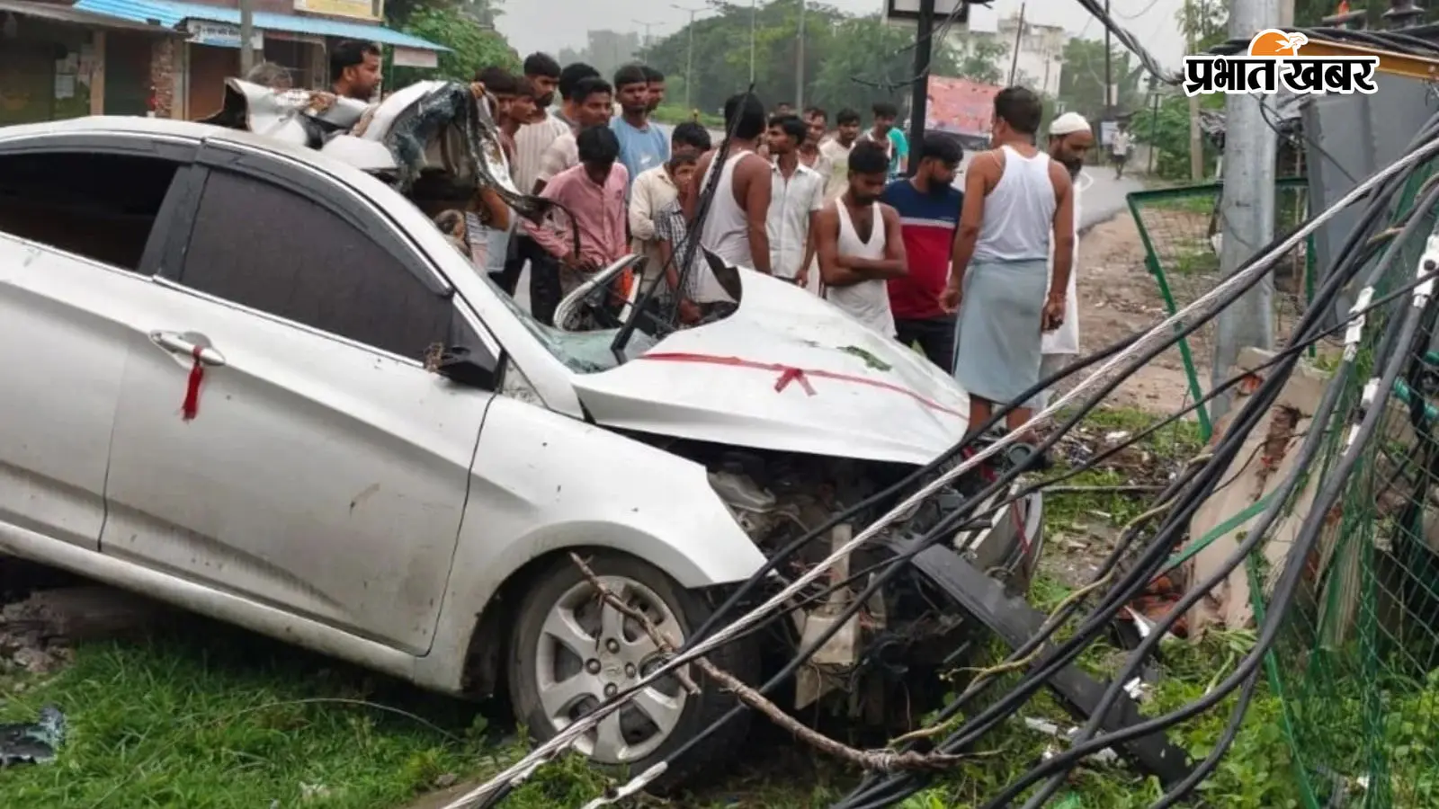 ट्रांसफार्मर से टकराते ही 'आग का गोला' बनी कार, लखीमपुर में 3 दोस्तों की जिंदा जलकर मौत, दहल उठा पूरा शहर