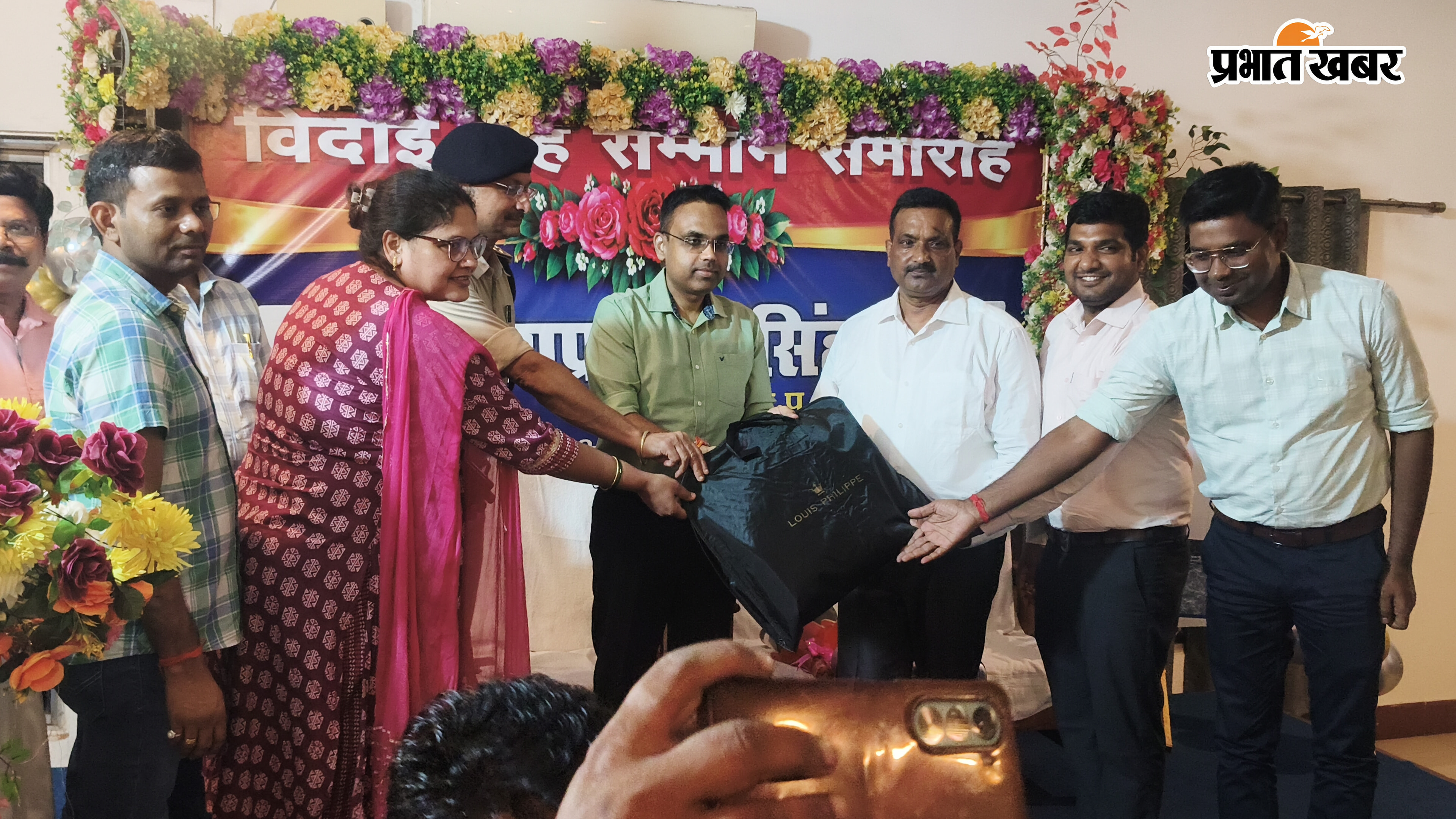 उपहार देते सभापति प्रतिनिधि व एसपी | Prabhat Khabar Network